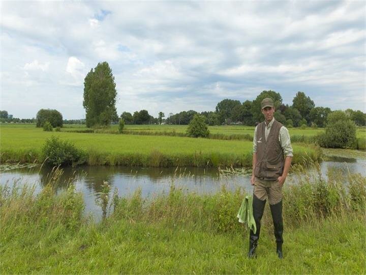 Een muskusrattenbestrijder aan het werk in het gebied Een muskusrattenbestrijder aan het werk in het gebied